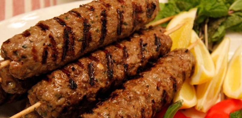 Lule kebab ehk Lyulya kebab - illustreeriv foto foodieadvice.com/food/lyulya-or-lule-kebab